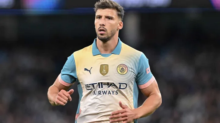 Rúben Dias, zagueiro do Manchester City, disputando bola durante partida da Champions League 2025/2026