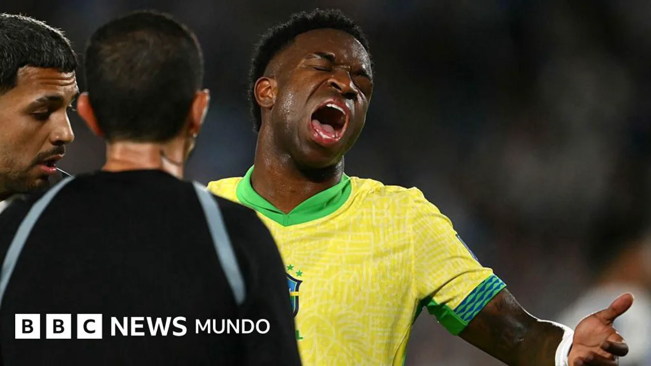 Árbitro com placa de substituição eletrônica durante partida da Copa do Mundo 2026 nos Estados Unidos