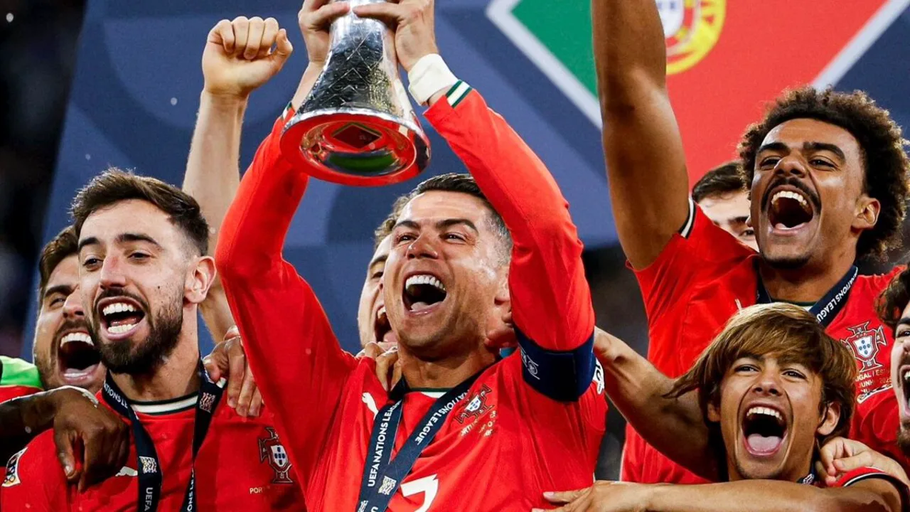 Tela de transmissão da CazéTV exibindo jogo da Copa do Mundo 2026 com banner de bet em destaque
