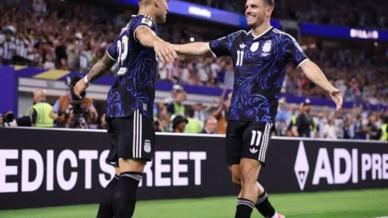 Lionel Messi comemorando gol de falta pela Argentina na Copa do Mundo 2026 contra a Jordânia