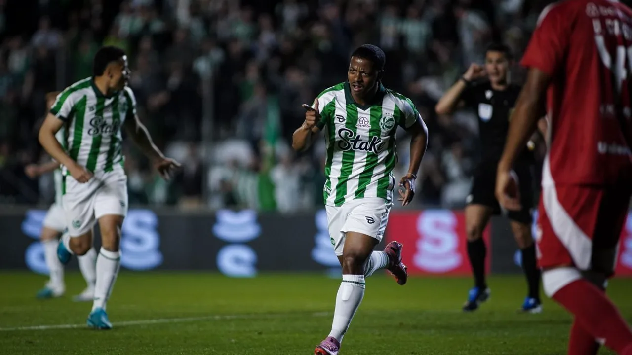 Jogadores do Juventude comemoram gol no Estádio Alfredo Jaconi pela Série B 2026