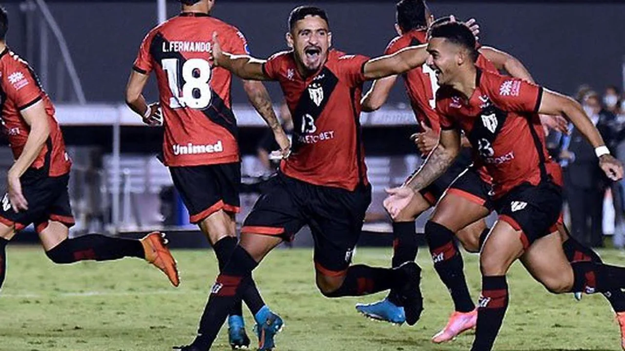 Jogadores do Atlético Goianiense celebram gol contra a Ponte Preta no Estádio Antônio Accioly pela Série B 2026
