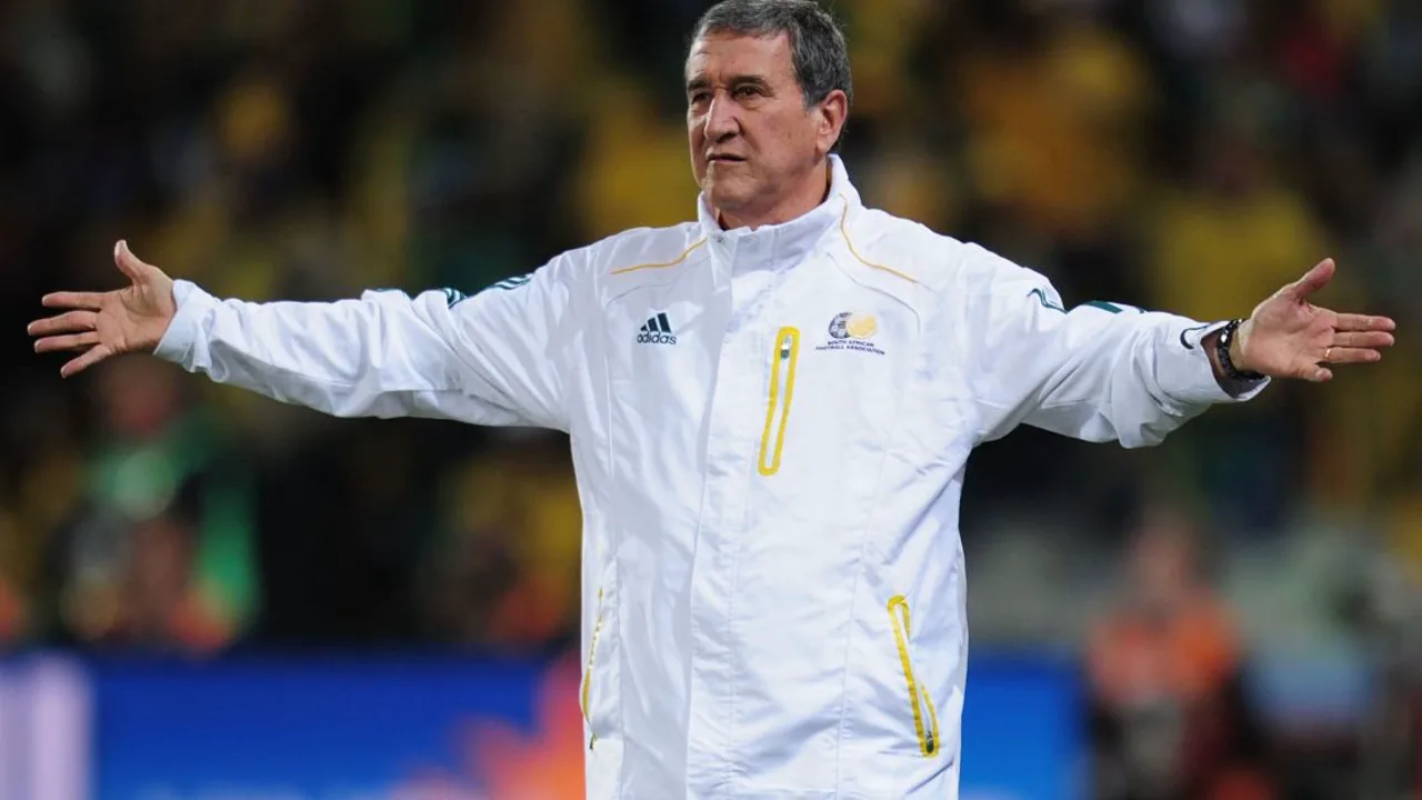 Carlos Alberto Parreira levanta troféu da Copa do Mundo de 1994 ao lado do capitão Dunga após título em Pasadena