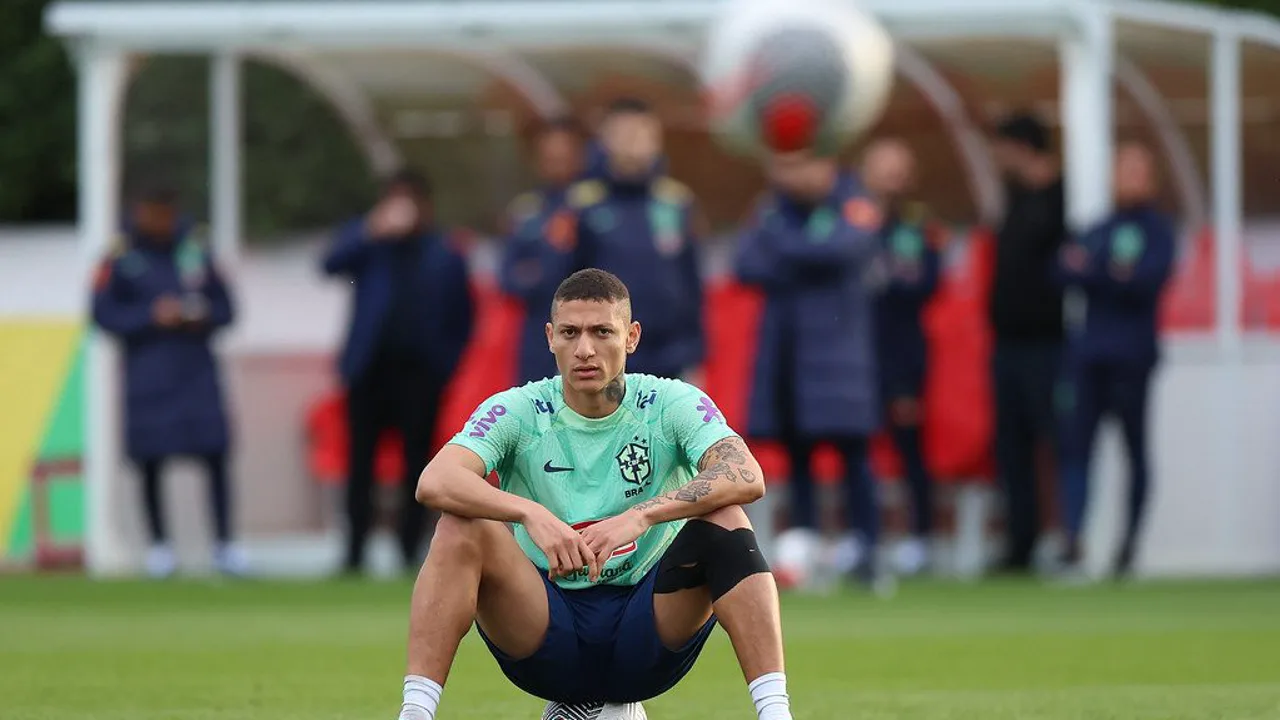 Carlo Ancelotti observa treino da Seleção Brasileira antes do jogo contra o Japão nos 16 avos da Copa do Mundo 2026