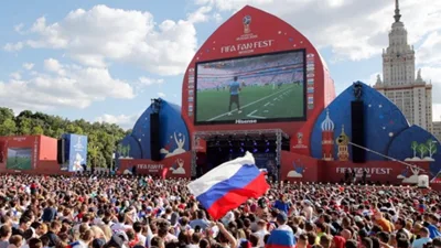 Como a Copa mais inclusiva da história excluiu quem mais ama futebol