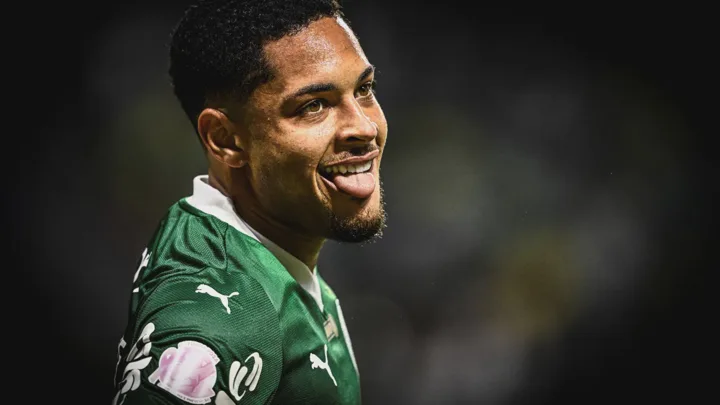 Vitor Roque comemorando gol pelo Palmeiras e Yuri Alberto em ação pelo Corinthians no Brasileirão 2026