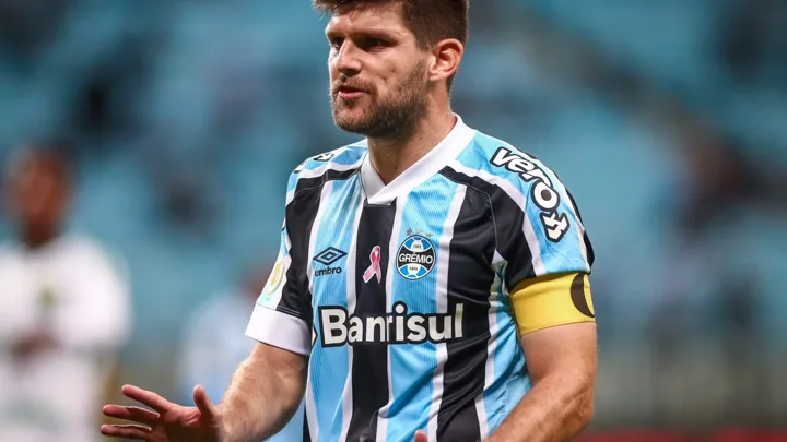 Walter Kannemann, zagueiro do Grêmio, número 4, em ação no Brasileirão Série A 2026