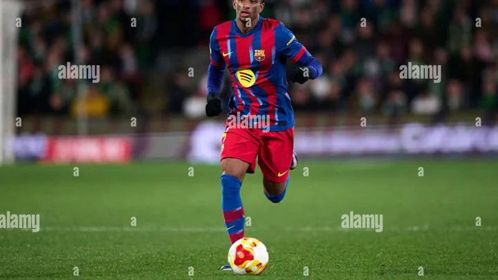 Alejandro Balde com a camisa 3 do Barcelona em ação pela lateral esquerda do campo