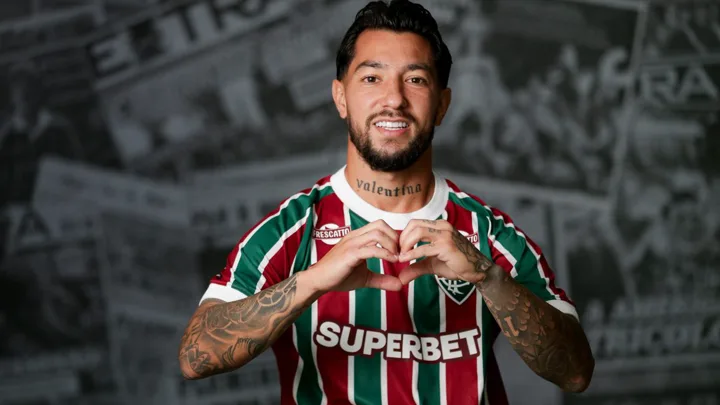 Luciano Acosta, meia argentino do Fluminense, com a camisa 32 durante partida do Brasileirão Série A 2026