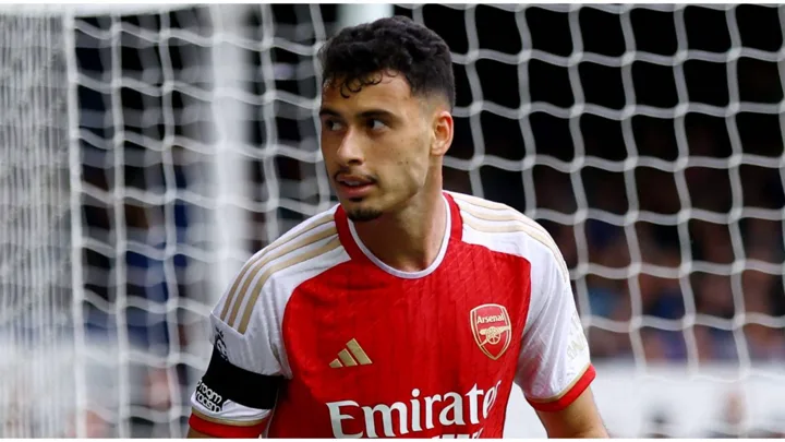 Gabriel Martinelli com a camisa do Arsenal e Alexander Isak com a camisa do Liverpool em lances de ataque na Premier League