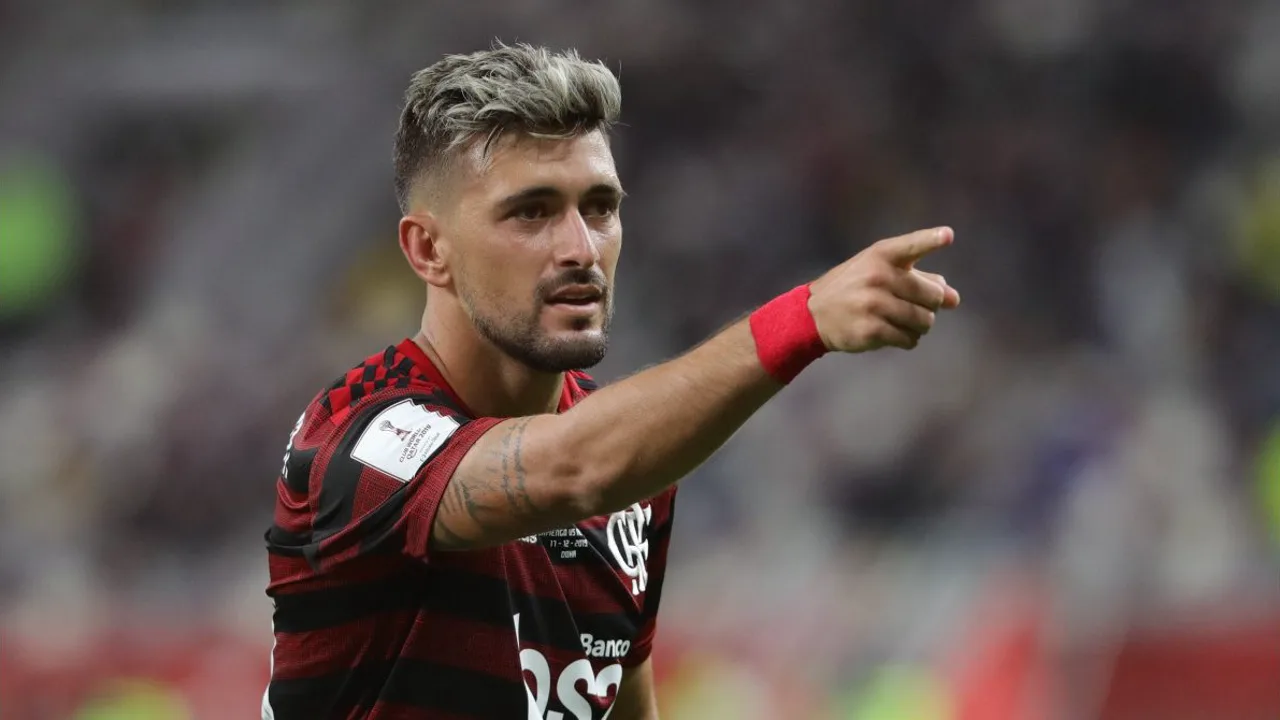 Arrascaeta com a camisa do Flamengo e Foden com a do Manchester City lado a lado em campo