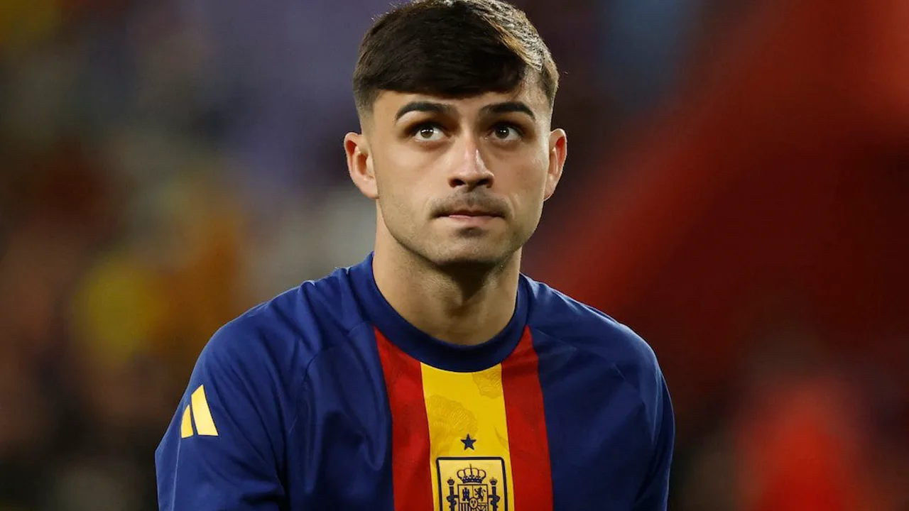 Pedri com a camisa 8 do Barcelona conduzindo a bola durante partida da Champions League 2025-26
