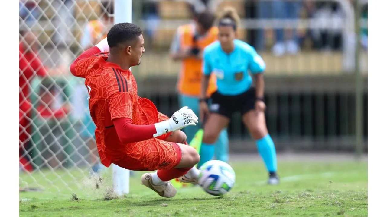 Dyogo Alves, goleiro do Flamengo, com a camisa 49 durante aquecimento antes de partida oficial