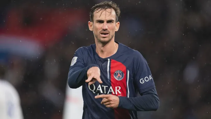 Fabián Ruiz com a camisa 8 do Paris Saint-Germain em partida da Champions League