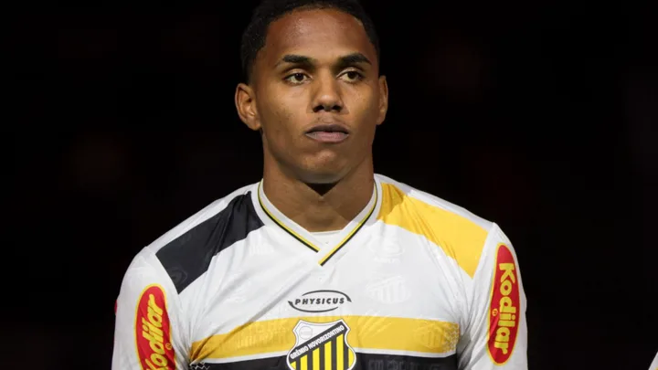 Dantas, zagueiro do Novorizontino, com a camisa 25 em campo durante partida do Brasileirão Série A 2026