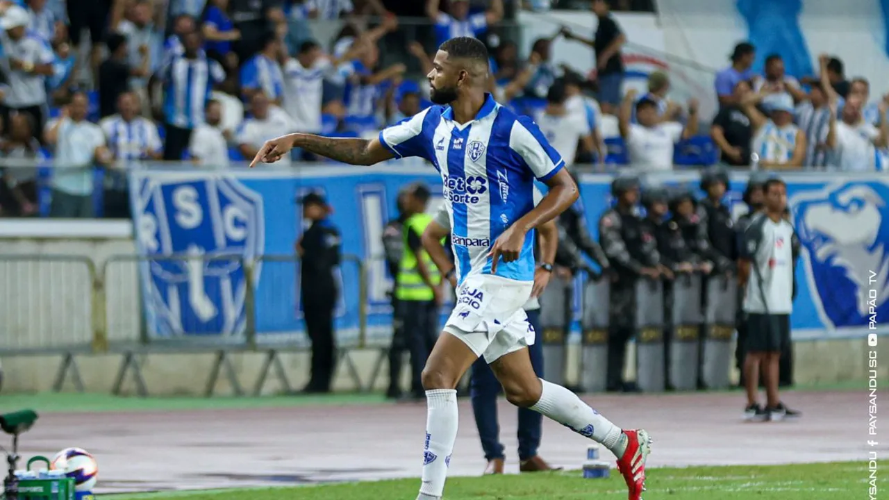 Castro, zagueiro número 15 do Paysandu, em disputa de bola durante partida do Brasileirão Série A 2026