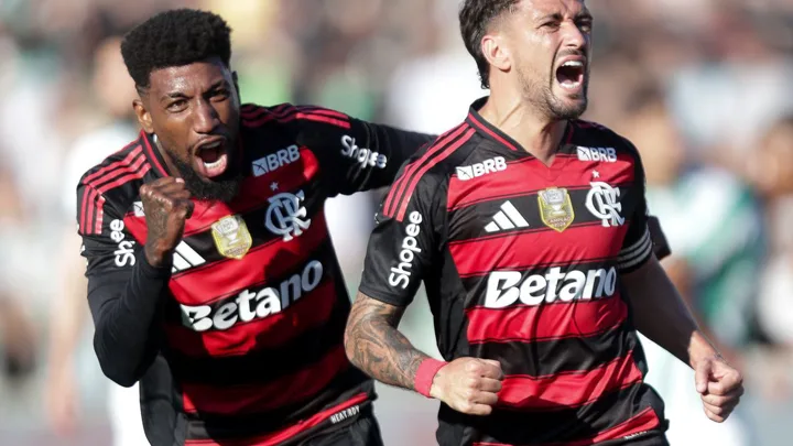 Jogadores do Flamengo comemoram gol no Maracanã durante goleada por 6 a 0 sobre o Juventude em abril de 2025
