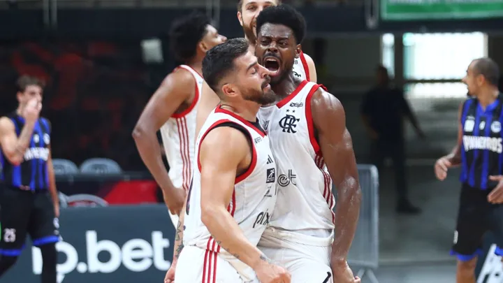 Quadra do Maracanãzinho durante partida de basquete entre Flamengo e Pinheiros em outubro de 2024