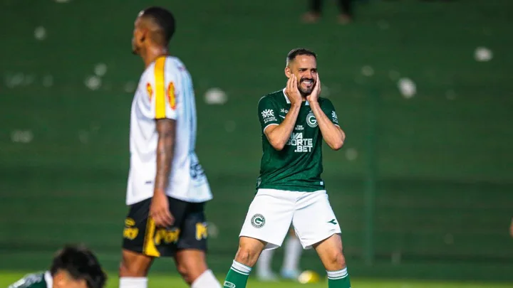 Jogo entre Atlético Goianiense e Athletic Club no Estádio Serra Dourada pela Série B 2025, placar 4 a 2