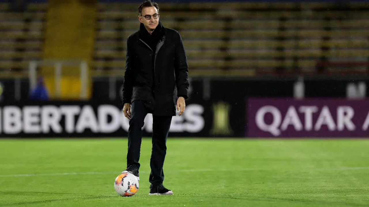 Neil Smith, treinador inglês do Independiente del Valle, na beira do campo durante partida da Copa Sulamericana 2026