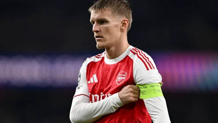 Martin Ødegaard e Bruno Fernandes em campo pela Premier League 2025/2026, uniformes do Arsenal e Manchester United