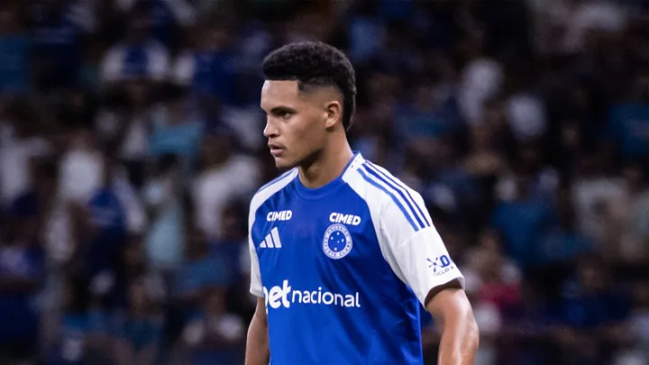 Kauã Prates pelo Cruzeiro e Edwards Anthony pelo Corinthians em campo no Brasileirão Série A 2026