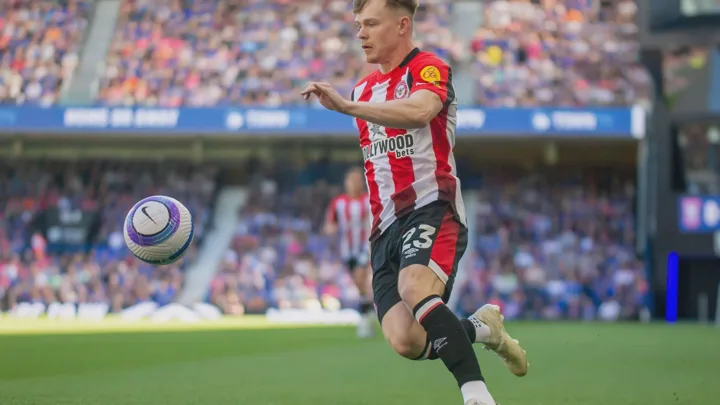 Keane Lewis-Potter com a camisa do Brentford e Douglas Teixeira com a camisa do Avaí em lances da temporada 2026