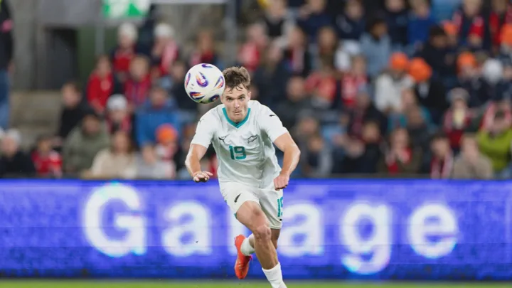 Ben Old, meia-atacante neozelandês do Auxerre, com a camisa 11 durante partida da Ligue 1 em 2026