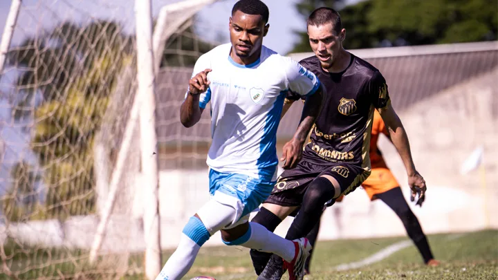 Iago Teles, atacante do Londrina EC, com a camisa 11 durante partida do Brasileirão Série B 2026