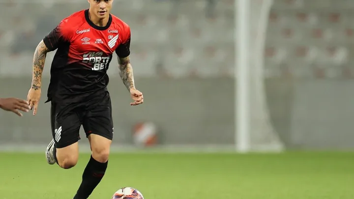 Claudinho, zagueiro do Athletico Paranaense, camisa 26, em posicionamento defensivo no Brasileirão 2026