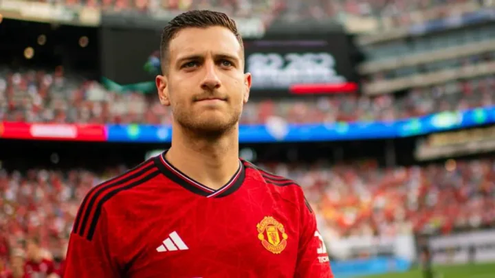 Diogo Dalot com a camisa 2 em campo pela Premier League, posicionado na lateral direita durante uma partida