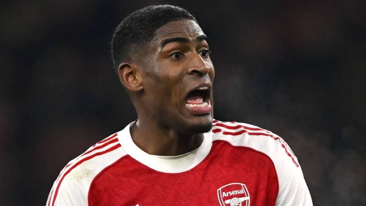 Cristhian Mosquera, zagueiro do Arsenal, em ação defensiva durante partida da Premier League 2025/2026