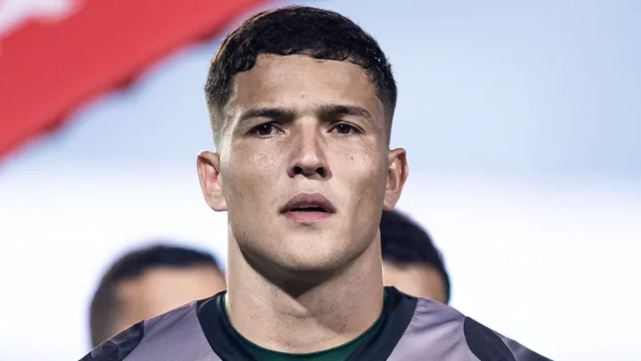 Pedro Rangel, goleiro do Coritiba, com a camisa 22, posicionado sob as traves durante partida da Série A 2026