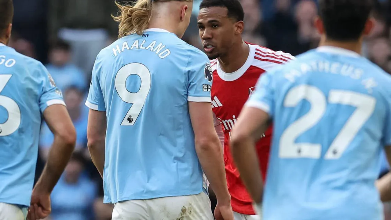 Erling Haaland e Gabriel Magalhães se encaram durante partida entre Manchester City e Arsenal na Premier League