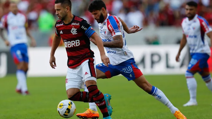 Jogadores do Flamengo comemoram gol diante do Fortaleza EC no Maracanã, rodada 11 do Brasileirão 2025