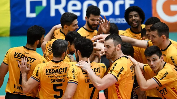 Jogadores de vôlei masculino em disputa de bola durante partida da Superliga Masculina em fevereiro de 2025