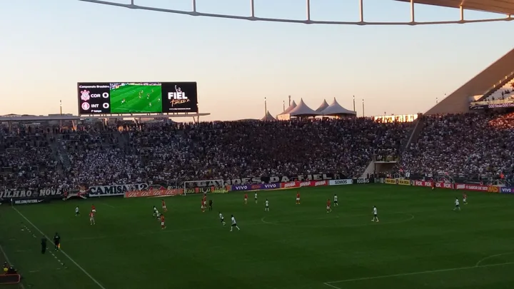 Jogadores do Corinthians comemoram gol contra o Internacional na Neo Química Arena em maio de 2025