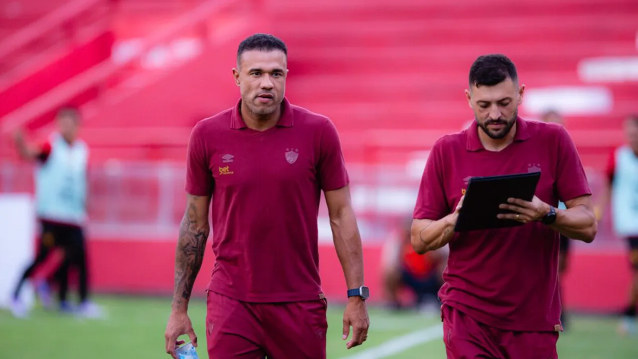 Roger, treinador do Sport Recife, observa o jogo durante partida do Brasileirão Série A 2026