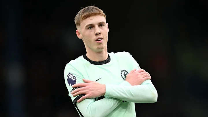 Cole Palmer com a camisa do Chelsea e Edin Džeko com a camisa do Napoli lado a lado em partida da Champions League 2025/2026