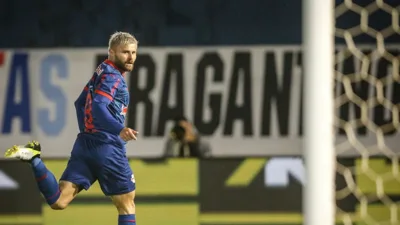 Sasha ou Roque Santa Cruz: qual atacante você compraria na Sudamericana