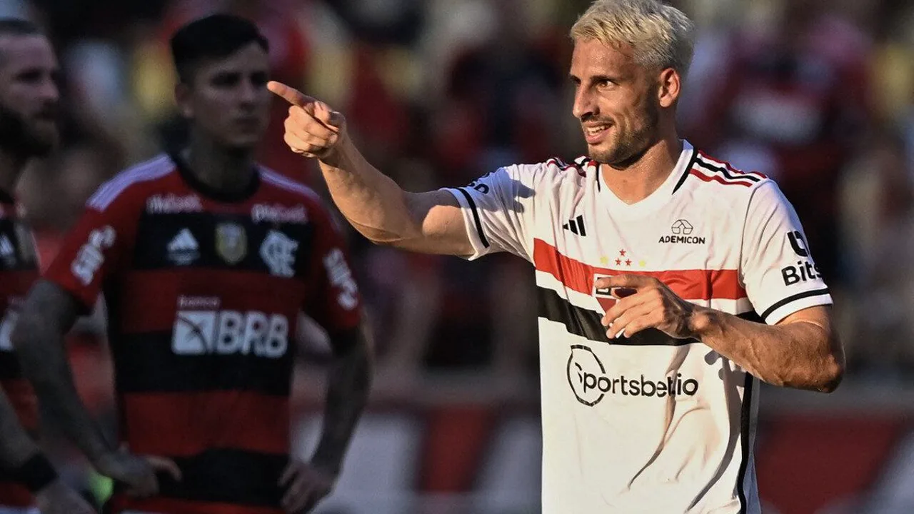 Calleri com a camisa do São Paulo e Tiquinho Soares com a camisa do Mirassol, lado a lado em campo no Brasileirão 2026
