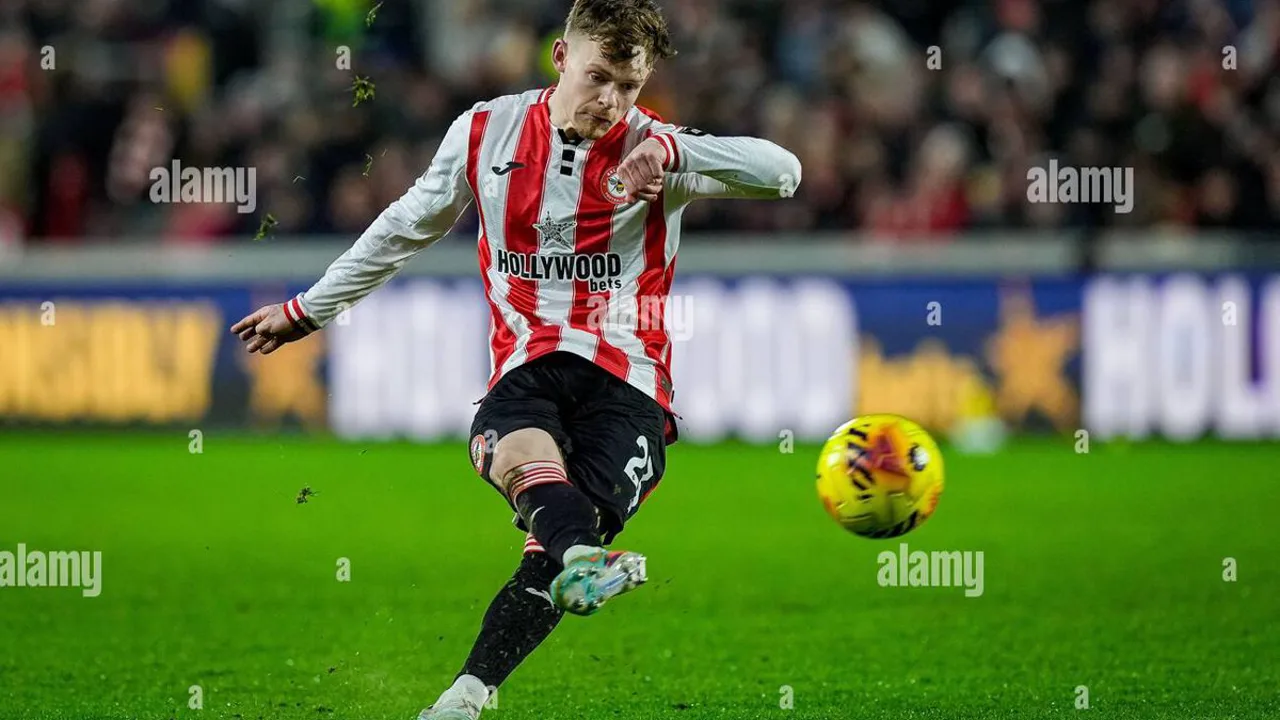 Keane Lewis-Potter com a camisa do Brentford e Douglas Teixeira com a camisa do Avaí em campo