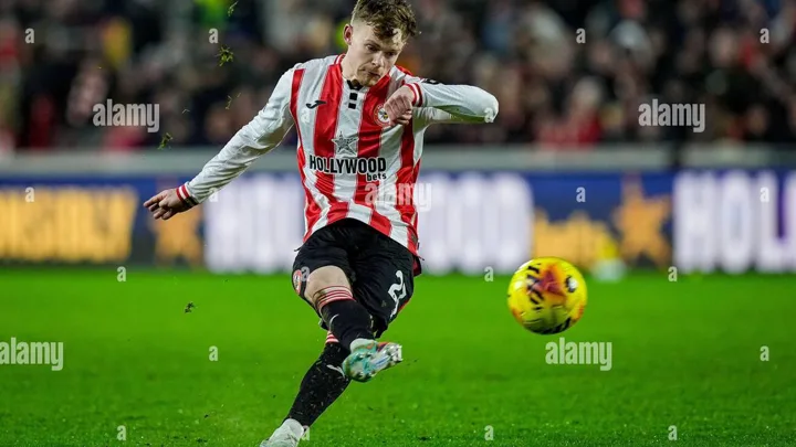 Keane Lewis-Potter com a camisa do Brentford e Douglas Teixeira com a camisa do Avaí em campo