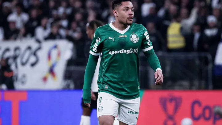 Vitor Roque e Yuri Alberto em campo pelo Brasileirão Série A 2026, uniformes de Palmeiras e Corinthians