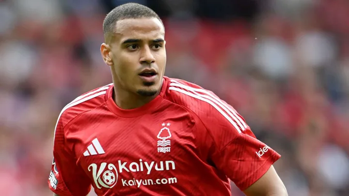 Murillo, zagueiro brasileiro do Nottingham Forest, com a camisa 5 em campo na Premier League