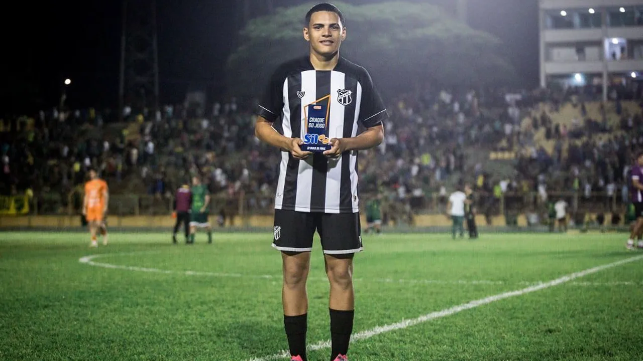 Enzo, zagueiro do Ceará de camisa 81, em posição defensiva durante partida do Brasileirão Série A 2026