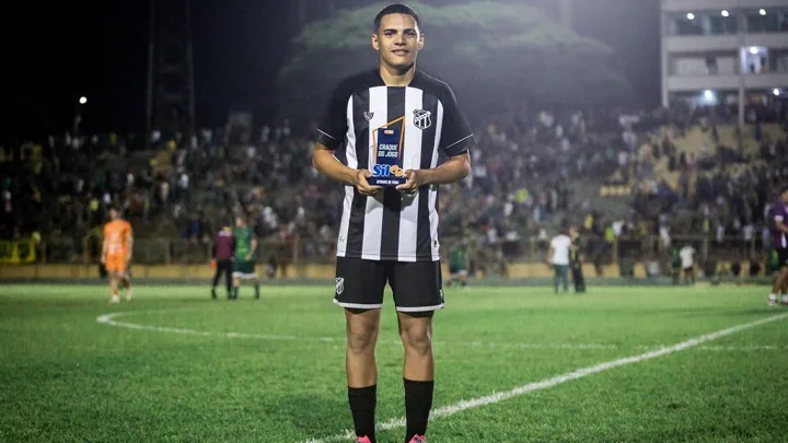 Enzo, zagueiro do Ceará de camisa 81, em posição defensiva durante partida do Brasileirão Série A 2026