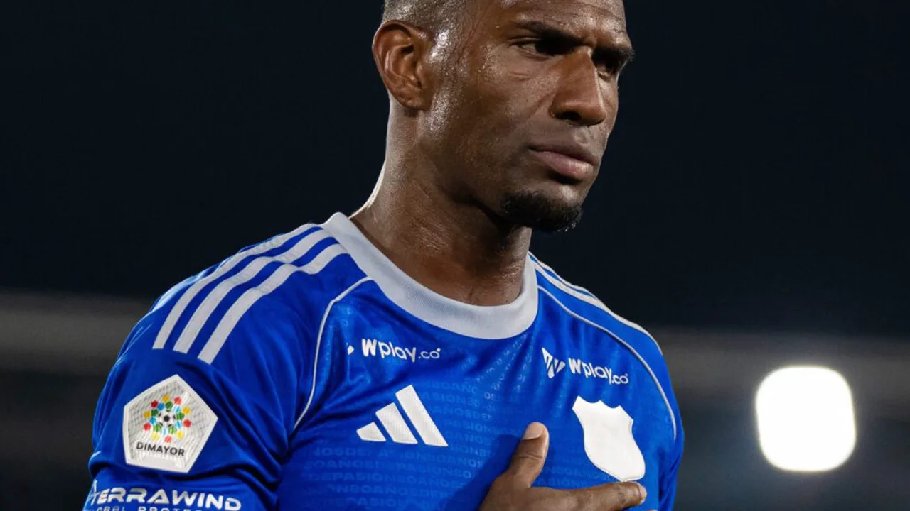 Sergio Mosquera, zagueiro colombiano do Millonarios, com a camisa 6 em campo na Copa Sudamericana 2026