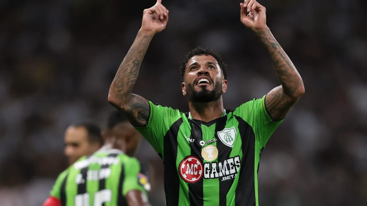 Jogadores de Cuiabá e América Mineiro disputam bola na Arena Pantanal pela Série B 2026
