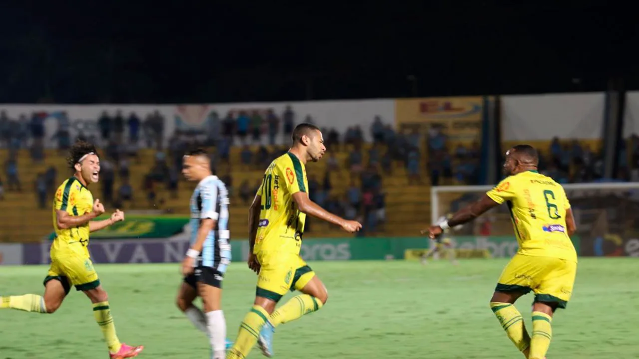 Jogadores do Mirassol comemoram gol contra o Grêmio no Estádio José Maria de Campos Maia em abril de 2025